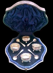 Servizio di 4 saliere in argento con decori floreali e rocaille  con scatola originale.Birmingham 1897.