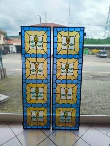 Coppia di vetrate cattedrale rilegate al piombo primo 900- H.163,5 cm-L.45,5 cm