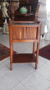Mesa de cabeceira do século XIX
