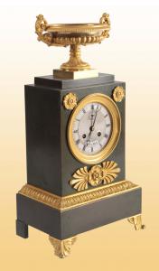 Französische Empire-Stiluhr aus dem 19. Jahrhundert aus Metall und vergoldeter Bronze