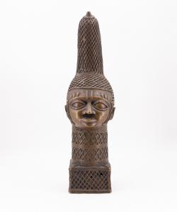 Scultura africana in bronzo, "Testa con copricapo", Epoca Metà '900, African bronze sculpture, "Head with headdress," Mid 1900s Era