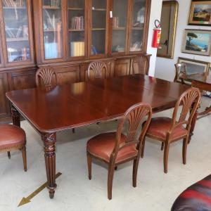 Victorian mahogany extending table with two leaves