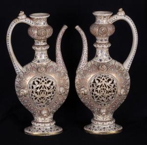 Antichi vasi ad anfora inglesi del 1800 dal gusto orientale