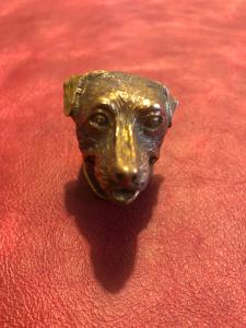 Scatolina portafiammiferi in bronzo a forma di testa di cane.