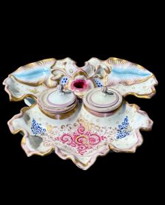Polychrome porcelain inkwell in the shape of a leaf. Old Paris.