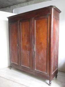Guarda-roupa Carlo X em nogueira - três portas - para restaurar - tamanho interessante - primeira metade do século XIX