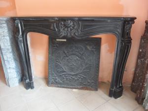 Camino in marmo nero stile Luigi xv Francia cm L152xP40xH109