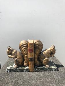 Coppia di fermalibri in marmo e antimonio dorato raffiguranti coppia di scoiattoli.