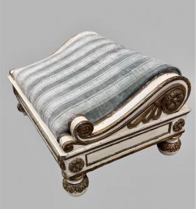 Elegante apoio para os pés laqueado e dourado, período Império.