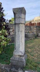 Par de colunas octogonais de mármore