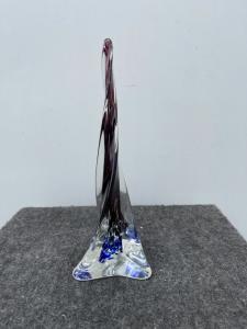 Scultura obelisco in vetro a spirale con inclusioni colorate.Murano.