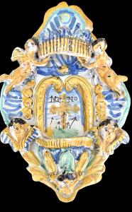 Weihwasserbecken aus Majolika mit Putten und stilisierten Pflanzenmotiven. Ariano Irpino.