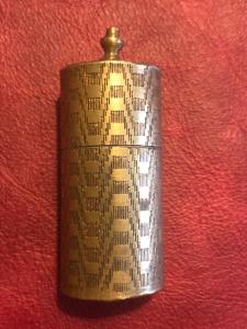 Scatolina portafiammiferi in ottone di forma cilindrica con decori geometrici a tappezzeria.Vesta,Inghilterra.