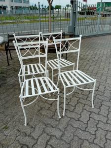 Stühle aus massivem Eisen