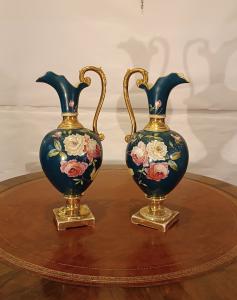 COPPIA DI BROCCHE IN PORCELLANA POLICROMA FINE XIX SECOLO