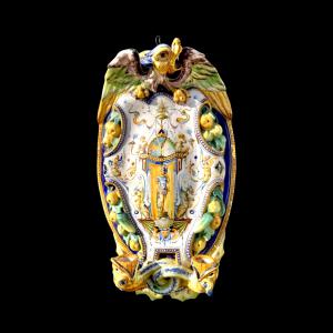 Applique candeliere a due fuochi in maiolica con motivo a draghi,frutta e parte centrale dipinta con motivo istoriato e raffaellesche.Manifattura Cantagalli.Firenze.