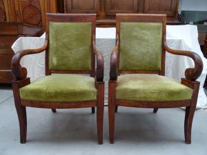 Coppia di poltrone Impero in noce massello 1820 Francia finemente scolpite