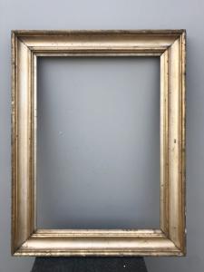 Cornice in legno intagliato e foglia oro.