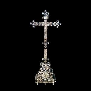Crocifisso in legno di ebano con intarsi in madreperla con scene religiose e motivi geometrici stilizzati.Gerusalemme.