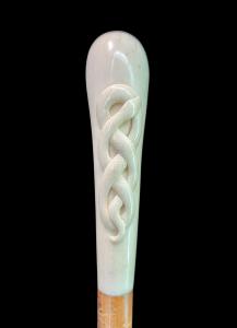 Stock mit Knauf aus Elfenbein in Kugelform mit in Hochrelief geschnitzter, verschlungener Schlange.