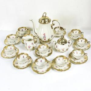 Serviço de café antigo em porcelana Bavaria, xícaras com flores e detalhes em ouro para 12 pessoas.