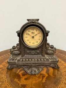 Orologio da camino marca italiaca, anni '40 in ghisa, 25x27cm