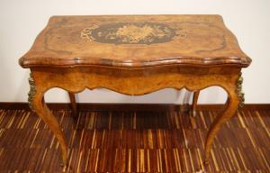 Mesa de jogo do século XIX em raiz com incrustações e bronzes