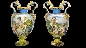 Coppia di vasi in maiolica decorati con putti in ambiente agreste.Ginori