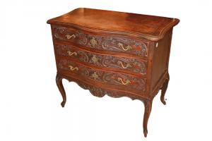 Piccolo comò francese stile Provenzale del 1800 riccamente intagliato in Noce