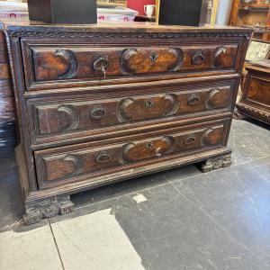 Strepitoso antico canterano Bergamasco epoca XVII sec tre cassetti noce e radica. Tutto coevo in prima patina .Mis  140 x 58 . h 98