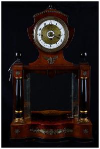 Antigo relógio de mesa Biedermeier de 1800 em madeira com incrustações