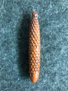 Scatolina Porta-aghi in legno di bosso a forma di pesce con lente e miniatura.Francia