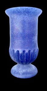 Vaso in vetro blu corroso all’acido con parte inferiore costolata.Alfredo Rossi.Murano.