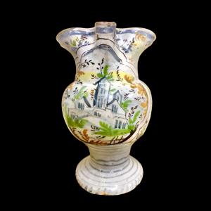 Boccale in maiolica con manico a serpenti stilizzati e decoro a motivi architettonici e vegetali ,Manifattura di Bernardino Mordioni,Urbania (Casteldurante).