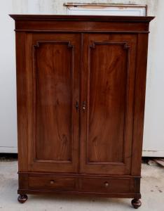 Nussbaumschrank. 148B x 55T x 210H