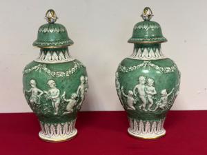 Paar Capodimonte-Porzellanvasen mit Deckel, frühes 20. Jh.