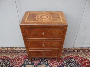 CÔMODA PEQUENA DE TRÊS GAVETAS FOLHEADA ESTILO LUÍS XVI, ÉPOCA DE 1700, cm C54xL34xA80