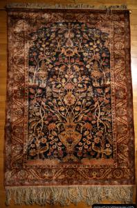 Tapete muito raro do último quarto do século XIX, de oração, fabricado em prestigiada oficina urbana persa, de Teerão ou mesmo Kashan escola Mohtasham, em seda sobre seda.