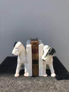 Coppia di  fermalibri in terraglia raffigurante coppia di cani.