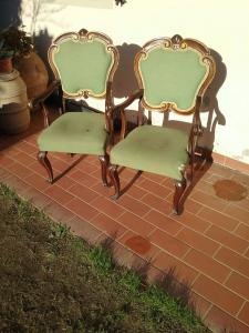 Coppia di poltrone a braccioli ritorto in noce lumeggiate in oro lucchesi pezzi unici  epoca sul finere 1600 garanzia termini di legge                   