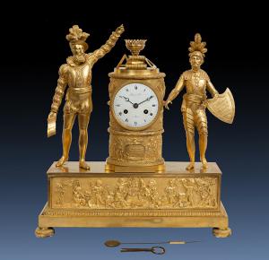 Relógio antigo Império Francês em bronze dourado finamente esculpido. Período século XIX.