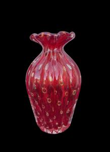 Vasetto in vetro pesante rosso a corpo costolato e bocca espansa con inclusione di bolle e foglia oro.Manifattura Barovier.Murano.