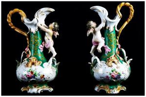 Coppia di sontuose brocche del 1800 in porcellana Sevres verde smeraldo con decori floreali