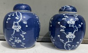 par de vasos azuis com flores de cerejeira