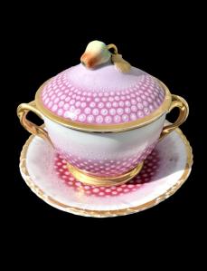Tazza da puerpera in porcellana con piattino a decoro geometrico.