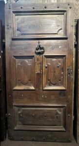 PTCI474 - Porta tachada, com painéis esculpidos, em nogueira, época de 1700, medidas cm L 114 x A 238