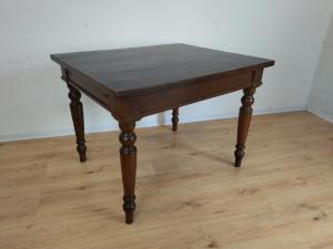 Mesa extensível em castanho e choupo - início do século XX - pernas torneadas.