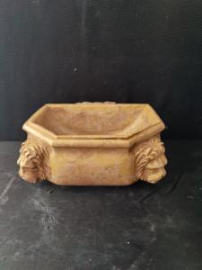 Acquasantiera sfaccettata in marmo giallo reale - Venezia - 25 x 25 cm