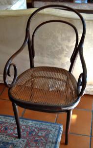 Pratica e rara poltroncina da scrivania attribuita alla manifattura Thonet integra. Austria dal 1850 al 1870 c.a.