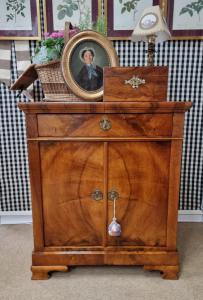 Elegant, small Biedermeier cabinet in Walnut burl.